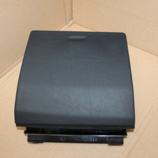 Pistolenkastje, handschoenkast bestuurderszijde