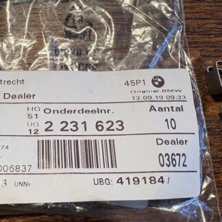 Klem voor klepje van de trekhaak